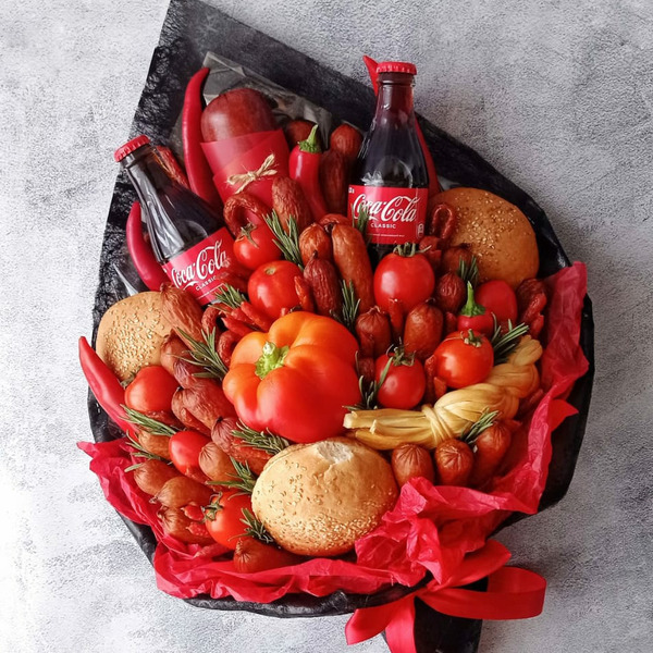 Muzhskoj-Buket-125.-Buket-s-kolbasoj-tomatami-i-koloj-1.jpg