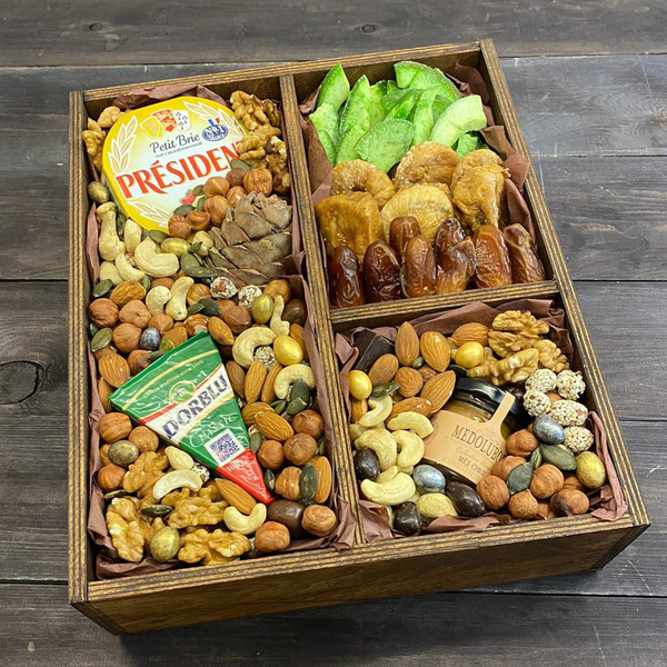 Muzhskoj-buket-127.-YAshhik-s-orehami-suhofruktami-i-syrom-1.jpg